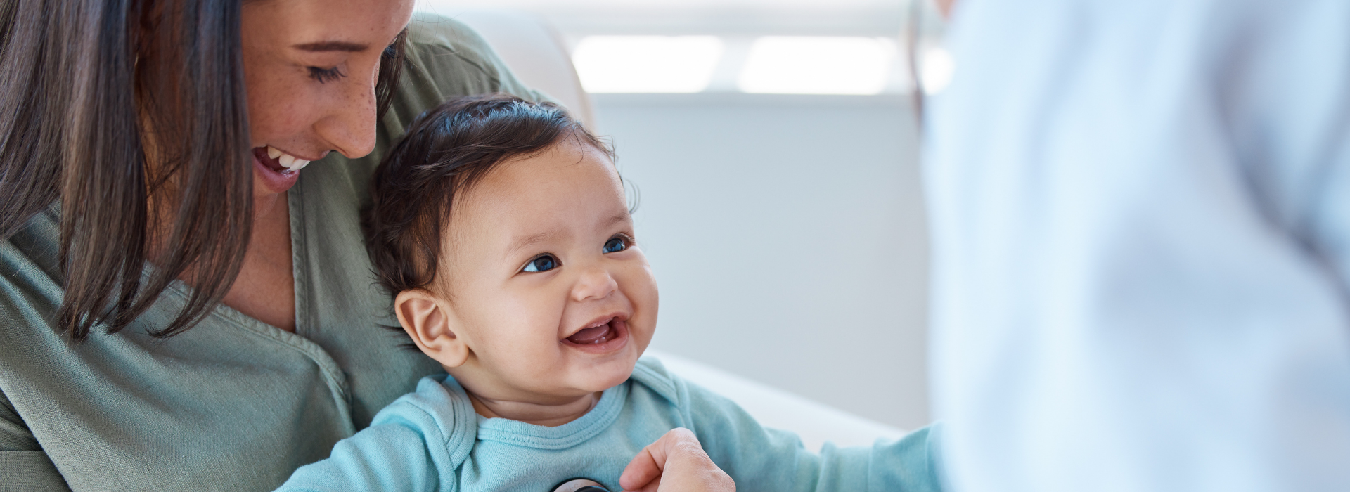 Niños felices con pediatra en consulta médica